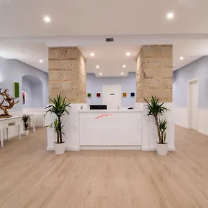 לבקר במלון